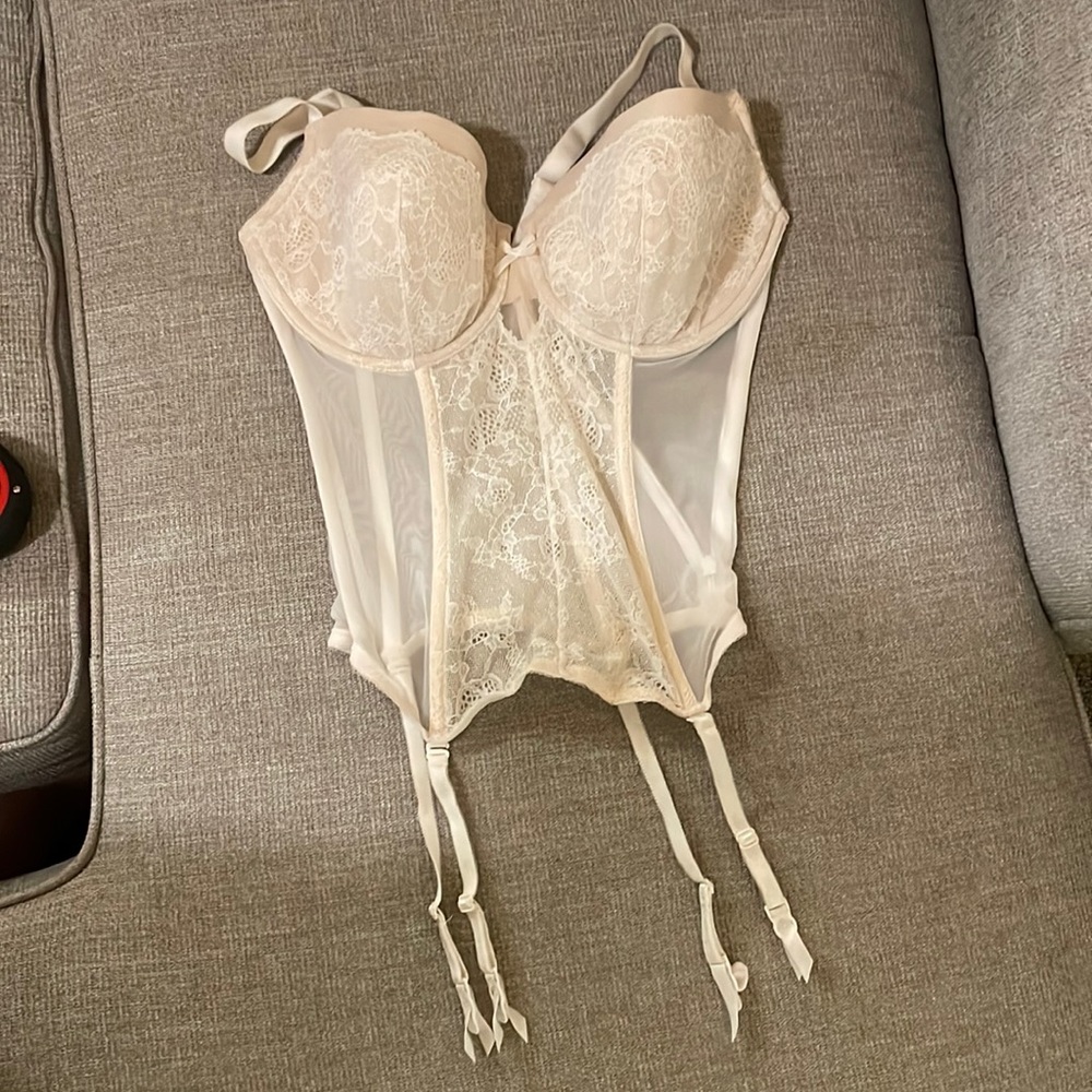 Victoria’s Secret white lace bustier - 34DD